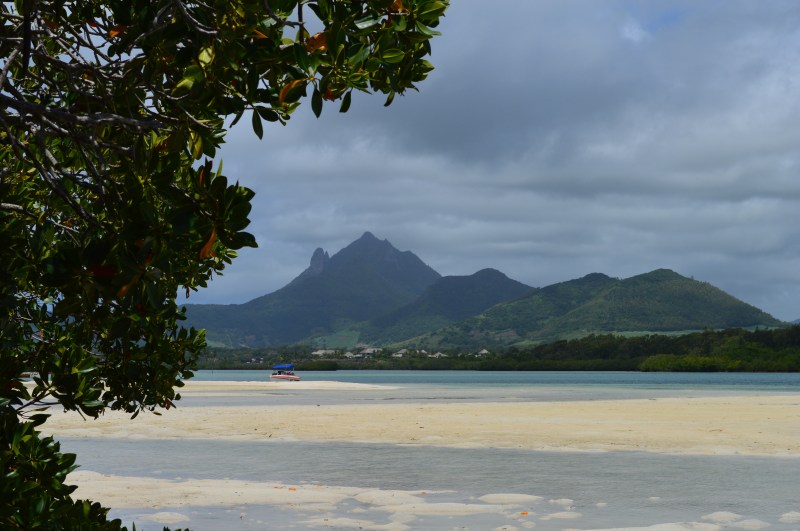 plage et montagne sur l'île maurice